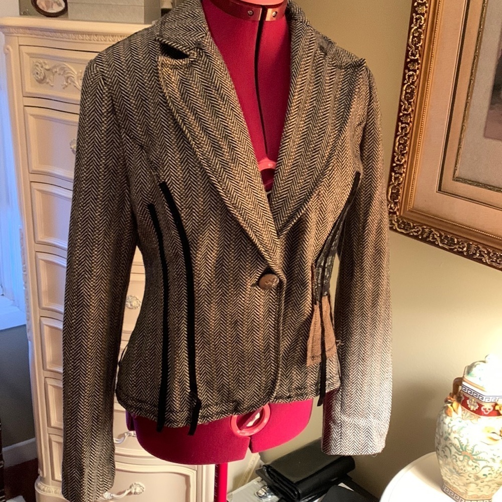 NWOT Escio women’s Jacket with lapels and many details